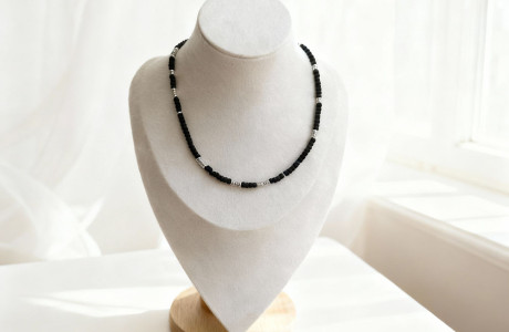 שרשרת חרוזים שחורים וכסופים