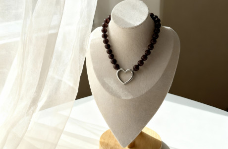 שרשרת חרוזים חומים ולב