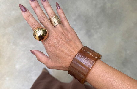 צמיד אקריל חום רחב ופתוח