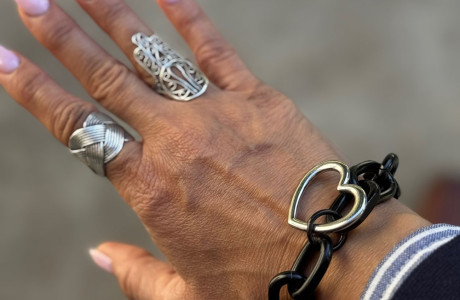 צמיד לולאות גדולות ולב גדול