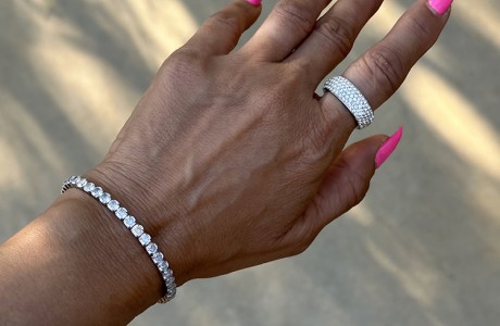 New! Stretchable tennis bracelet!! Inlaid with large silver and gold zircons