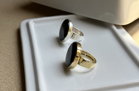 חדש! טבעת עגולה ענקית עם אבן אוניקס מעלללפת בכסף או בזהב