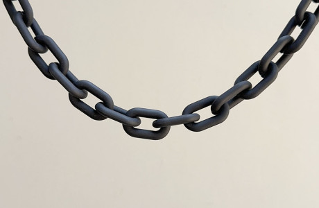 חדשה! שרשרת לולאות אקריל סיליקון בשחור מט מושלם!