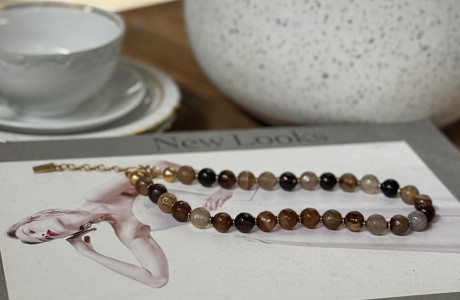 שרשרת חרוזי זכוכית בגווני אדמה 