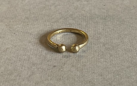 טבעת עיגולים עשוייה בראס , מאיה אהרוני 