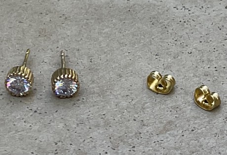 עגילים צמודים עשויים בראס , מאיה אהרוני תכשיטים