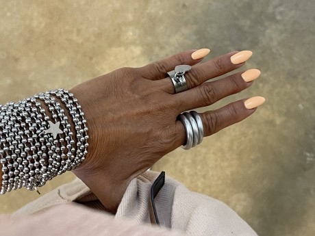 על היד שלי צמיד מלופף 18 ליפופים בשילוב טבעת מלופפת אלומיניום וטבעת רחבה לב מתנדנד מאיה אהרוני תכשיטים