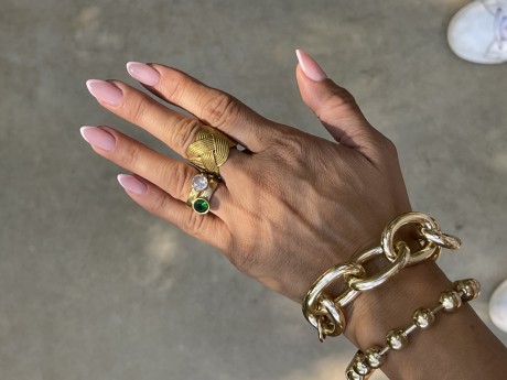 כאן אני משלבת צמיד כדורים בקוטר 6 מ"מ בזהב בהיר עם צמיד לולאות ענק מאלומיניום  מאיה אהרוני תכשיטים