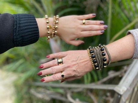 על היד מימין צמיד חרוזים שחור וזהב , צמידי זהב וטבעות זהב מאיה אהרוני תכשיטים 
