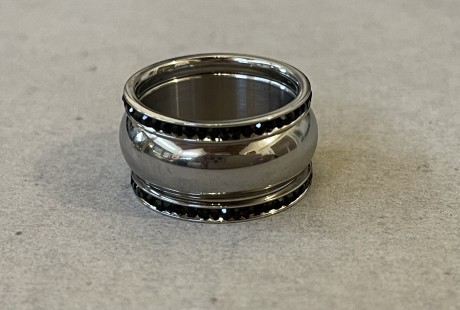 טבעת עגולה כסופה עם טבעות קריסטלים שחורים מאיה אהרוני תכשיטים