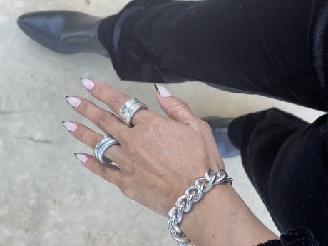 הטבעת המלופפת בכסף בשילוב טבעת כסף 925 בעבודת יד עם צמיד גורמט מעוגל עשוי אלומיניום