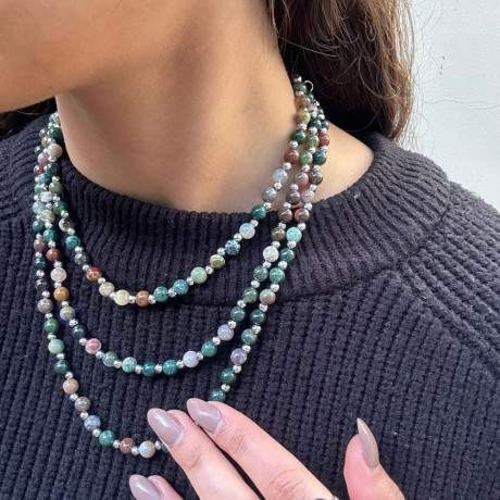 נויה עונדת 3 שרשראות אבני אגת בגוונים ירוקים וחומים