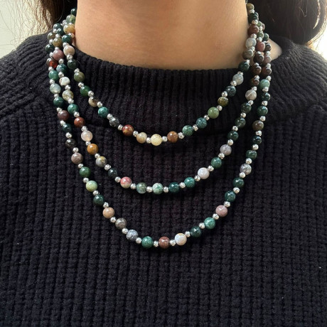 נויה עונדת 3 שרשראות אבני אגת בגוונים ירוקים וחומים