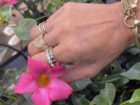 בתמונה טבעת עם זירקונים שחורים וטבעת עם זרקונים שקופים  מאיה אהרוני תכשיטים