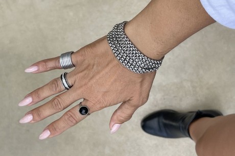 על הזרת אני עונדת את הטבעת המלופפת המהמממממת! מאיה אהרוני תכשיטים