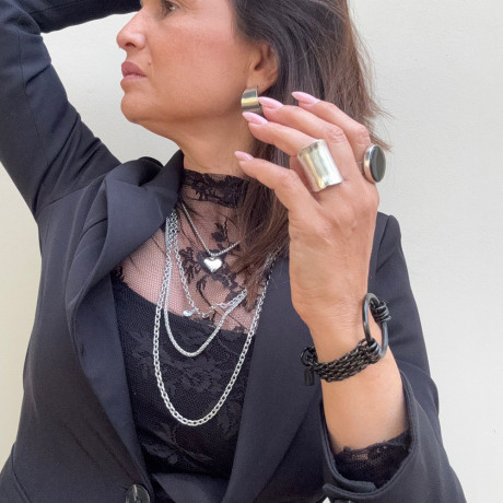 אני עונדת על הקמיצה את הטבעת הארוכה הענקית בכסף 925 