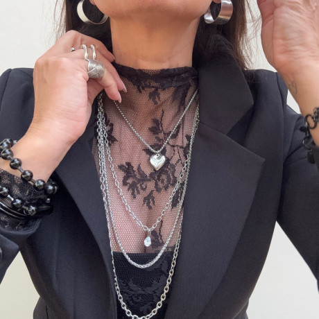 אני עונדת 2 שרשראות הראשונה שרשרת לב, השרשרת השנייה שרשרת 3 שכבות עדינות מיוחדות ומהמממות!