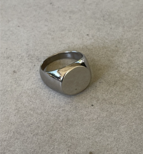 טבעת חותם עגולה גוון כסף מבריק , מאיה אהרוני תכשיטים