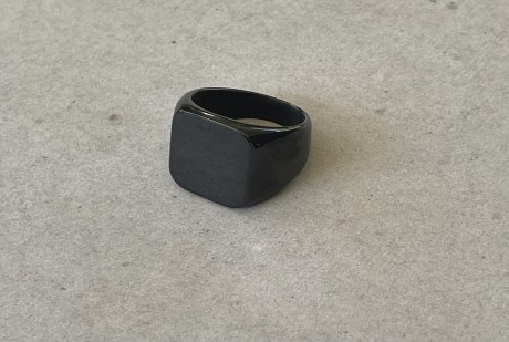 טבעת חותם מרובעת גוון שחור , מאיה אהרוני תכשיטים 