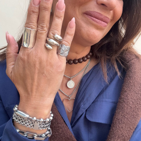 אני עונתד על הזרת את הטבעת צמה בכסף 925