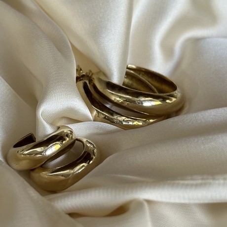 עגילים בציפוי זהב חלקים בשני גדלים, מאיה אהרוני עגילים