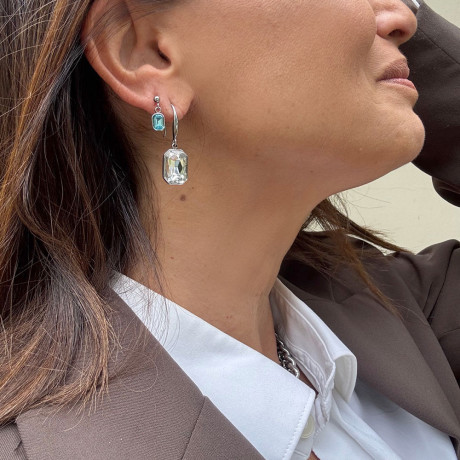 אני עונדת בחור השני עגיל זירקון כסוף עם זירקון תכלת