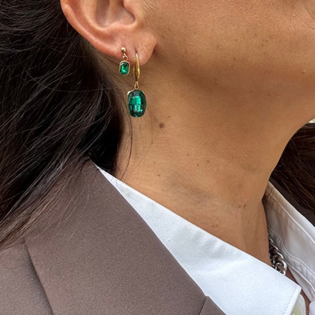 בחור הראשון אני עונדת עגיל בציפוי זהב עם קריסטל מלבני שטוח בגוון ירוק