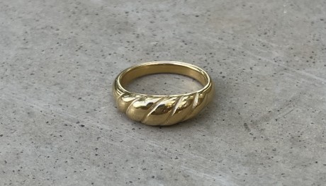 טבעת שטרודל עדינה ציפוי זהב  מאיה אהרוני תכשיטים 