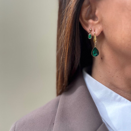 אני עונדת בחור השני עגיל זירקון בציפוי זהב עם זירקון ירוק