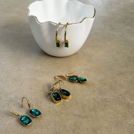 משמאל הזוג עגילים השני זוג עגילי חישוק בציפוי זהב עם זירקון מלבני רחב בגוון ירוק