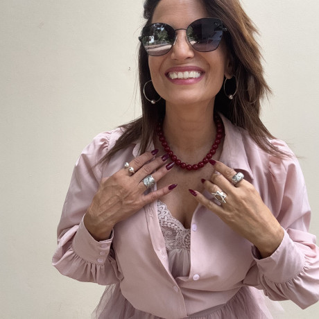 אני עונדת שרשרת חרוזי אקריל בגוון בורדו בקוטר 12 מ"מ  