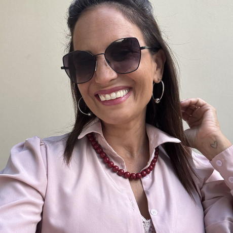 אני עונדת שרשרת חרוזי אקריל בגוון בורדו בקוטר 12 מ"מ  