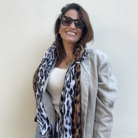 עלי שני צעיפים   מנומר בגווני שחור לבן ובגוונים חומים