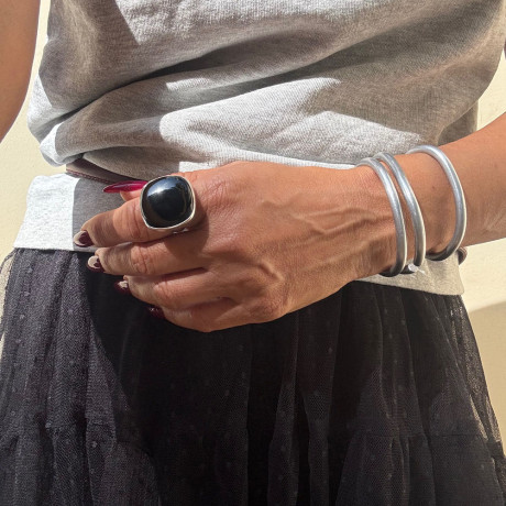 על האצבע אני עונדת טבעת מרובעת אוניקס כסף 925