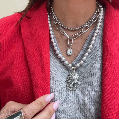 עליי תוכלי לראות את השרשרת חרוזי אקריל תליון חמסה כסף