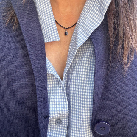 שרשרת שחורה תליון קריסטל קטן בגוון כסוף ושחור