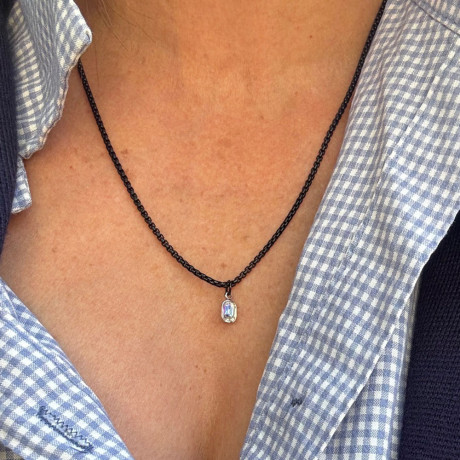 שרשרת שחורה תליון קריסטל קטן בגוון כסוף ותכלת