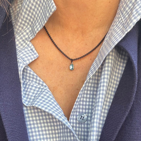 שרשרת שחורה תליון קריסטל קטן בגוון כסוף ותכלת