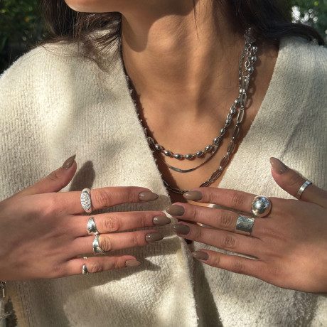 על אצבע יד שמאל טבעת עגולה בקוטר 20 מ"מ