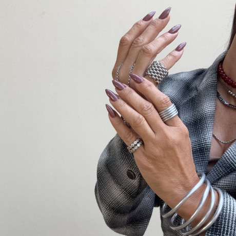 אני עונדת 2 טבעות כסף 925 משובצות זירוקנים שקופים 