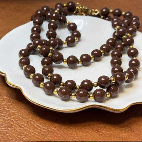 שרשרת חרוזי אקריל שוקולד עם חרוזים בגוון זהב