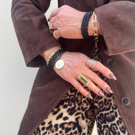 על יד שמאל אני עונדת את הצמיד אטבים אלומניום בציפוי זהב