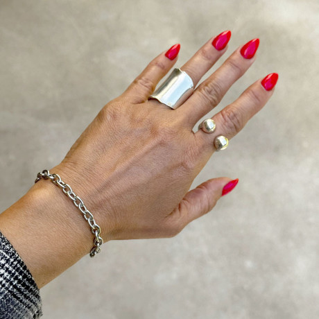 אני עונדת את הטבעת הארוכה הענקית בכסף 925 