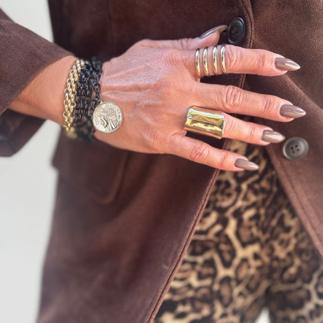 על הקמיצה ביד ימין אני עונדת את הטבעת הענקית הארוכה בציפוי זהב