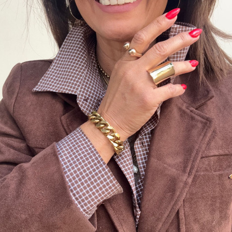 אני עונדת את הטבעת הארוכה הענקית בציפוי זהב