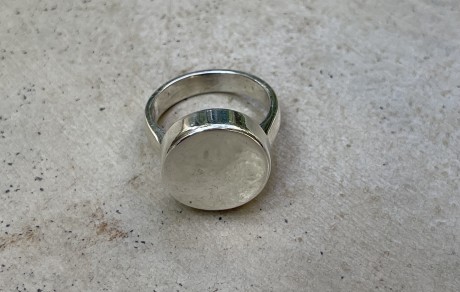טבעת חותם עגולה , טבעת כסף עמידה במים , מאיה אהרוני תכשיטים 