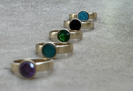 טבעת בראס עם אבן טורקיז , טבעת בראס עם אבן ירוקה , טבעת בראס עם אבן שחורה , טבעת עמידה במים מאיה אהרוני תכשיטים 