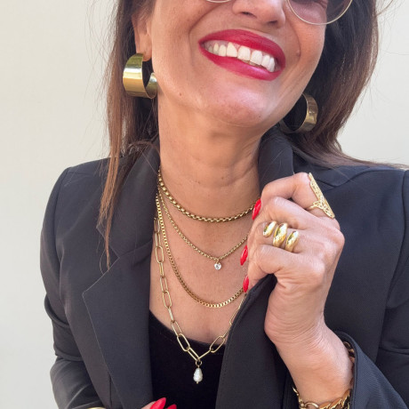 הטבעת הגדולה המחבקת בציפוי זהב