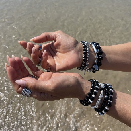 הלכתי להנות עם הצמידים בים, כן הם עמידים במים איזה כיףףף מאיה אהרוני תכשיטים