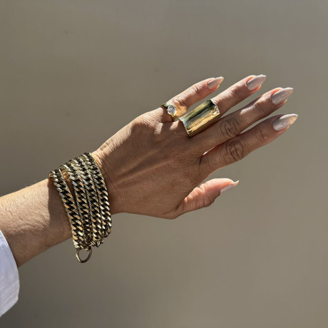 אני עונדת טבעת זירקון בציפוי זהב 14 קארט 2 מיקרון  עם אבן שחורה